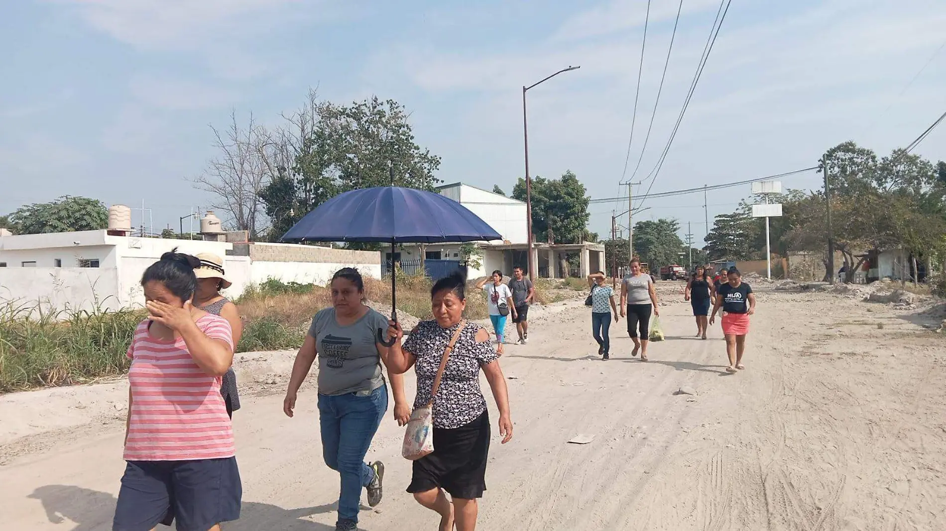 personas caminando en la calle